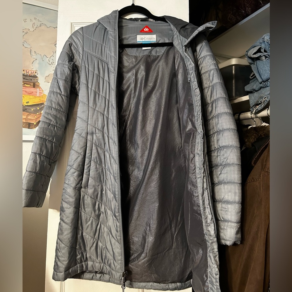 Women’s Columbia mid length puffer jacket. Grey XS